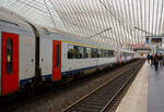 SNCB/NMBS - I11 Reisezugwagen der 1. Klasse, Apm 61 88 10-90 018-2 B-B, ex 11818, eingereiht im Zugverband einen IC, am 21 Oktober 2025 im Bahnhof Liège Guillemins (Lüttich-Guillemins).

Als I11-Wagen werden Reisezugwagen der Nationale Gesellschaft der Belgischen Eisenbahnen (französisch SNCB - Société nationale des chemins de fer belges / niederländisch NMBS - Nationale Maatschappij der Belgische Spoorwegen) bezeichnet. Diese Wagen wurden zwischen 1995 und 1997 von Bombardier Transportation, im ehemaligen BN Constructions Ferroviaires et Métalliques in Brügge, gebaut. Die I11-Wagen waren die ersten Reisezugwagen der NMBS/SNCB, die für eine Geschwindigkeit von 200 km/h ausgelegt waren. Diese Geschwindigkeit wird planmäßig auf der Schnellfahrstrecke HSL 2 zwischen Brüssel und Lüttich ausgefahren. Bei 200 km/h liegt der Geräuschpegel bei 65 dB.

TECHNISCHE DATEN:
Hersteller: 	Bombardier Transportation (ex BN)
Spurweite: 1.435 mm (Normalspur)
Anzahl der Achsen: 4 
Länge über Puffer: 26.400 mm
Drehzapfenabstand: 18.400 mm
Achsabstand im Drehgestell: 2.560 mm
Drehgestelltyp: ANF-Typ 36
Wagenkastenbreite: 2.860 mm
Eigengewicht: 45,3 t 
Höchstgeschwindigkeit: 200 km/h
Sitzplätze: 60 in der 1. Klasse Wagen 
Toiletten: 2 (Vakuum, geschlossenes System)