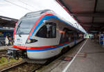 Der 3-teilige Stadler FLIRT ET 134 (94 80 0427 134-2 D-BOBy /  94 80 0827 134-8 D-BOBy / 94 80 0427 634-1 D-BOBy) der Bayerische Oberlandbahn GmbH (ex ET 134 der Berchtesgadener Land Bahn GmbH) steht am 11.09.2022, als S 4 (der S-Bahn Salzburg), im B ...