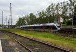 Der VIAS Stadler FLIRT ET 23-11-03 /231103 (94 80 0427 102-9 D-VIASR / 94 80 0827 102-5 D-VIASR / 94 80 0427 602-8 D-VIASR), ex DB, ex Abellio Rail NRW ET 23 2103 'Werdohl',  ex ET 23 003, erreicht am 03 Juni 2024, als RB 91 'Ruhr-Sieg-Bahn' von Sieg ...
