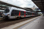 Zwei gekuppelte fünfteilige Stadler FLIRT³ der VIAS Rail GmbH haben am 16 Mai 2024, als RE 19 „Rhein-IJssel-Express“ (Düsseldorf Hbf – Düsseldorf Flughafen – Duisburg – Oberhausen Hbf), den Bahnhof D& ...