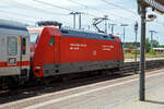 Die 101 135-2 „Unsere Züge schonen die Umwelt“  (91 80 6101 135-20 D-DB) der DB Fernverkehr AG am 16.05.2022, mit dem IC 2238 (Leipzig Hbf - Warnemünde), im Bahnhof Bützow.

Die Lok wurde 1999 von ABB Daimler-Benz Transpo ...