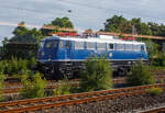 Auf unserer Fahrt mit einem IC nach Oberhausen am 24 Juni 2025 kommt uns kurz vor Oberhausen Hbf diese Bügelfalten E 10 entgegen, leider mit Spiegelungen da durch die Scheibe fotografiert. Es ist die 110 448-8 (91 80 6110 448-8 D-TRAIN) der TRI  ...