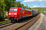 Die 152 127-7 (91 80 6152 127-7 D-DB) der DB Cargo AG fährt am 09 Mai 2025 mit einem KLV-Zug durch Kirchen/Sieg in Richtung Köln.

Die Siemens ES64F wurde 2000 noch von Krauss-Maffei (heute Siemens) in München-Allach unter der Fabrik ...