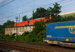 Ein etwas anderer „Erzbomber“, in Doppeltraktion die 185 300-1 (91 80 6185 300-1 D-DB) und die 185 347-2 (91 80 6185 347-2 D-DB) beide der DB Cargo AG. fahren am 18 Juni 2025 mit einem INNOFREIGHT RockTainer ORE-Zug (2 x 4-achsiger Flachw ...