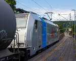 Die an die VTG-Tochter Retrack Germany GmbH (Hamburg) vermietete Railpool 186 538-5 'Mikkel' (91 80 6186 538-5 D-Rpool) fährt am 22 Mai 2025 mit einem Kesselwagenzug durch Kirchen an der Sieg in Richtung Siegen. Laut Gefahrgut-Warntafel ist das  ...