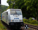 Die an die VTG-Tochter Retrack Germany GmbH (Hamburg) vermietete Railpool 186 538-5 'Mikkel' (91 80 6186 538-5 D-Rpool) fährt am 22 Mai 2025 mit einem Kesselwagenzug durch Kirchen an der Sieg in Richtung Siegen. Laut Gefahrgut-Warntafel ist das  ...