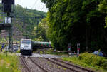 Die an die VTG-Tochter Retrack Germany GmbH (Hamburg) vermietete Railpool 186 538-5 'Mikkel' (91 80 6186 538-5 D-Rpool) fährt am 22 Mai 2025 mit einem Kesselwagenzug durch Kirchen an der Sieg in Richtung Siegen. Laut Gefahrgut-Warntafel ist das  ...