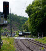 Die an die VTG-Tochter Retrack Germany GmbH (Hamburg) vermietete Railpool 186 538-5 'Mikkel' (91 80 6186 538-5 D-Rpool) fährt am 22 Mai 2025 mit einem Kesselwagenzug durch Kirchen an der Sieg in Richtung Siegen. Laut Gefahrgut-Warntafel ist das  ...