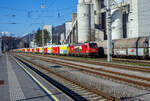 Die an die Stern & Hafferl Verkehrsgesellschaft m.b.H. (StH) vermiete 187 333-0 „Barbara“ (91 80 6187 333-0 D-Rpool, ex 91 81 1187 333-0 A-STH) der Railpool GmbH (München) kommt am 03 April 2025 im Dieselbetrieb, mit einem Kalkstein belad ...