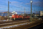 Die 294 701-8 (98 80 3294 701-8 D-DB), eine remotorisierte V 90 der DB Cargo AG, am 13 Januar 2025 in Traunstein mit zwei Hochbordwagen (der Gattung Eanos).

Die Lok wurde 1969 von MaK in Kiel unter der Fabriknummer 1000503 gebaut und als DB 290 20 ...