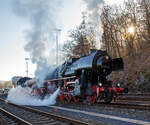 Die 52 1360-8 bzw. 52 360  (90 80 0052 360-9 D-HEV) vom Verein zur Förderung des Eisenbahnmuseums Vienenburg e.V. mit dem Dampfsonderzug der Eisenbahnfreunde Treysa e.V., am 03 Dezember 2016 im Bahnhof Westerburg (Ww).

Die Lok wurde 1943 von  ...