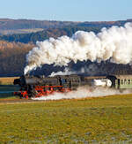 Mit mächtig langer Rauchfahne über den Westerwald....
Die 52 1360-8 bzw. 52 360  (90 80 0052 360-9 D-HEV) vom Verein zur Förderung des Eisenbahnmuseums Vienenburg e.V.  mit dem Dampfsonderzug der Eisenbahnfreunde Treysa e.V., am 03 De ...