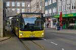 Wagen 6805 der Ruhrbahn fhrt am 02.10.2019 als Linie 133 in die Haltestelle Stadtmitte ein.