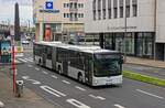 Auf der Fahrt in den sdlichen Klner Stadtteil Meschenich hat dieser MAN Gelenkbus soeben die Haltestelle Breslauer Platz/Hbf verlassen.