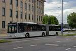 Der im KVB-Auftragsverkehr eingesetzte MAN-Gelenkbus BM-KK 5011 erreicht in wenigen Augenblicken den Breslauer Platz, den Endpunkt der Linie 132.