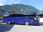 (265'583) - Eichenberger, Ddingen - FR 411'960 - Neoplan am 13. August 2024 beim Bahnhof Meiringen