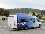 Kleinbus Mercedes Sprinter von Kattner Reisen aus Niedersterreich in Krems gesehen.