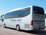 Mercedes Tourino von Follow Me! aus Polen im Stadthafen Sassnitz.