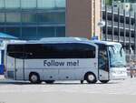 Mercedes Tourino von Follow Me! aus Polen im Stadthafen Sassnitz.