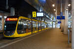 Zwei gekuppelte CAF Urbos 100, vorne der fünfteilige 6020 gekuppelt mit einem siebenteiligen 60xx, der Stadtbahn Utrecht (Utrechtse sneltram), Betreiber U-OV, am 29 April 2025, als Linie 22 zum Science Park P&R, an der Station Utrecht Centraal C ...
