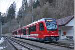 Der neue CJ ABe 4/12 672 wendet im Spitzkehrbahnhof Combe Tabeillon. Grundsätzlich ist es erfreulich, wenn eine Bahngesellschaft neue Züge bekommt. Doch die CJ ABe 4/12 sorgen auch für Probleme: Da sie viel mehr wiegen als die alten CJ ...