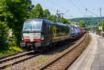 Die SIEMENS Vectron AC - X4 E - 609 bzw. 193 609-5 (91 80 6193 609-5 D-DISPO) der Beacon Rail Capital Europe GmbH (München) fährt am Freitag den 13 Juni 2025, mit einem KLV-Zug, durch Kirchen/Sieg in Richtung Köln. 

Die Siemens Vect ...
