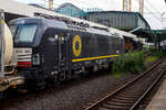 Die Siemens Vectron MS X4 E - 661 bzw. 193 661-6 (91 80 6193 661-6 D-DISPO) der BRCE - Beacon Rail Capital Europe (München) fährt am 24 Juni 2025 mit einem KLV-Zug durch den Hauptbahnhof Duisburg in Richtung Düsseldorf.

Die Multisys ...