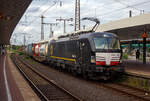 Die Siemens Vectron MS X4 E - 661 bzw. 193 661-6 (91 80 6193 661-6 D-DISPO) der BRCE - Beacon Rail Capital Europe (München) fährt am 24 Juni 2025 mit einem KLV-Zug durch den Hauptbahnhof Duisburg in Richtung Düsseldorf.

Die Multisys ...