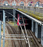 Schweizer Technik in Skandinavien, hier in der dnischen Hauptstadt Kopenhagen beim Kbenhavns Hovedbanegrd (Kopenhagen Hauptbahnhof) ber den Gleisen der S-Bahn (S-tog, dnisch fr S-Zug) sind