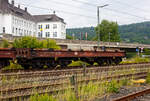 Sechsachsiger Drehgestell-Flachwagen, mit Lademulden für Coiltransporte (Blechrollen), 31 80 4868 292-2, der Gattung Sahmms 711, der DB Cargo AG, 10 Juni 2025 im Zugverband bei der Durchfahrt in Niederschelderhütte/Sieg.

Der Wagen ist sp ...