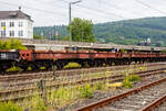 Sechsachsiger Drehgestell-Flachwagen, mit Lademulden für Coiltransporte (Blechrollen), 31 80 4868 190-8, der Gattung Sahmms 711.0, der DB Cargo AG, 10 Juni 2025 im Zugverband bei der Durchfahrt in Niederschelderhütte/Sieg.

Der Wagen ist  ...