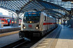 Die 147 592 (91 80 6147 592-0 D-DB – IC 4877) der DB Fernverkehr AG fährt am Morgen des 01 Juli 2025, mit dem IC 2040 (Münster Hbf – Köln Hbf – Koblenz Hbf - Stuttgart Hbf), in den Hauptbahnhof Köln ein. 

Die  ...