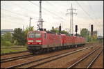 Bei trüben Wetter fuhr die an DB Cargo vermietete 143 326-7 mit einem Lokzug bestehend aus 143 050, 143 972 und 143 644 (offene Tf-Tür) am 14.05.2017 durch (Berlin) Schönefeld Flughafen