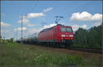 DB Cargo 145 075-8 fuhr am 09.08.2017 mit Druckkesselwagen durch die Berliner Wuhlheide.