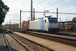 Metrans 186 432, angemietet von Railpool, mit sehr langen Containerzug in Nymburk (CZ).

Nymburk, 20.05.2022
91 80 6186 432-1 D-Rpool