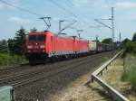 185 393 und 185 394 durchfahren am 3.6.13 mit einem Gterzug die Ortschaft Langenfeld-Richrath.