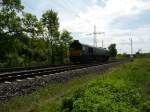 DE675, ein class66 eines unbekannten Besitzers, f�hrt am 18.05.2012 in der N�he Lintorf durch die sommerliche Landschaft.