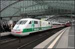 DB 401 070-8 als SZ 2761 mit Sonderbeklebung zum Pokalfinale wieder zur�ck nach Bremen (Berlin Hauptbahnhof 16.05.2010)