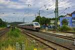 Ein 13-teiliger ICE4 durchfhrt am 29.07.22 Brackwede, whrend sich im Hintergrund eine Regionalbahn in Richtung Halle (Westfalen) nhert.