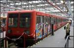 In einem desolatem Zustand zeigt sich 485 092-1. Diese Wagen sind noch in rot/grau lackiert und nicht wie sp�ter komplett in rot (Tag der offenen T�r S-Bw Gr�nau, 08.08.2010)
