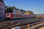 Aus Richtung Blankenese kommend fhrt ein 472-Doppel auf der HVZ-Linie S11 in den Bahnhof Altona ein.