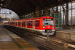 474 057 und 474 021 stehen auf dem Weg in Richtung Harburg in Hamburg-Dammtor.