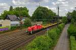 Mit einem aus augenscheinlich recht neuen Gterwagen rollt 294 798 an der Aussichtsplattform in der Nhe des Rangierbahnhofs Osterfeld vorbei.