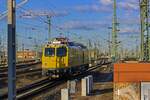 Der Diagnosetriebwagen 702 201 von DB Netz Instandhaltung setzte am 07.03.22 in der Halle des Leipziger Hauptbahnhofs um und ist hier bei der Ausfahrt zu sehen.