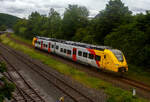 Zurzeit wird auf der Hellertalbahn (KBS 462) emissionsfrei gefahren. Der zweiteilige Hybridtriebzug (E/Akku) der BR 563 vom Typ SIEMENS Mireo Plus B der HLB (Hessische Landesbahn GmbH) 563 801 / 563 901 (94 80 0563 801-0 D-HEB / 94 80 0563 901-8 D-HEB) erreicht am 04 Juni 2026, als RB 96 (Umlauf 61816) „Hellertalbahn“ von Dillenburg nach Betzdorf/Sieg, bald den Bahnhof Herdorf. 