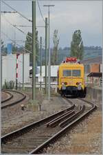 Das Bild zeigt mehr  Schweiz  als man auf den ersten Blick vermutet: in Neunkirch im Klettgau steht das DB Fahrleitungsmontagefahrzeug 708 319-8 und wartet auf seinen nächsten Einsatz,