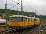 Der Gleismesszug 725 004-6 / 726 004-5 der DB Netz Instandhaltung fhrt am 27.06.2012 von Betzdorf (Sieg) auf die Hellertalbahn. Der Zug besteht aus: Antriebs- und Mannschaftswagen 725 004-6, ex 798 674-8, ex VT98 9674 und Steuer- und Messwagen 726 004-5.

Der VT 725 004-6 wurde 1959 bei der Wagonfabrik Uerdingen unter der Fabrik-Nr. 66 568 gebaut und als VT 98 9674 an die Deutschen Bundesbahn geliefert. Ab 1968 wurde er als DB 798 674-8 bezeichnet. Im Jahr 1975 erfolgte dann im AW Kassel der Umbau in den Antriebs- und Mannschaftswagen DB 725 004-6.

Der Steuer- und Messwagen 726 004-5 wurde 1974 bei MBB in Donauwrth unter der Fabrik-Nr. 09 030 gebaut.

Allgemeines:
Die Kontrolle der Fahrwege erfolgte noch bis in die DB Zeit durch den Streckenlufer. Ab 1950 wurde Ultraschall zur Prfung der Gleise eingesetzt. In den 1970er Jahren war der Bestand an Gleismesswagen bei der Deutschen Bundesbahn gering, auerdem war die Hchstgeschwindigkeit der eingesetzten Fahrzeuge zu niedrig. Im Jahre 1974 entwickelte daher das Bundesbahn-Zentralamt Mnchen einen neuartigen zweiteiligen Gleismesstriebzug (GMTZ) auf Basis der BR 798 und des TVT (Turmtriebwagen) der 701. So wurden fnf  VT der BR 789 (798 804, 674, 779, 674 und 799) im AW Kassel zu den Fahrzeugen 725 001 bis 005 umgebaut. Diese Fahrzeuge dienen als Antriebs- und Mannschaftswagen, sowie zur Energieversorgung.

Die Messergebnisse werden mittels der motorlosen, bei Messerschmitt-Blkow-Blohm in Donauwrth, neu gebauten und mit Messtechnik von der Schweizer Firma Matisa ausgersteten,  Messwagen 726 001 bis 005 erzielt. Die Messzge werden im gesamten Bereich der DB eingesetzt, aber auch fr die CFL in Luxemburg ist der DB-Messzug im Einsatz.  Die Zge gehren mittlerweile zum Geschftsbereich DB Netz Instandhaltung und sind in Minden beheimatet.

Der Motortriebwagen BR 725:
Der Triebwagen Baureihe entspricht im Aufbau des Wagenkastens dem Uerdinger Schienenbus BR 798. Unverndert beibehalten wurde das Untergestell mit Luftfederung, der Antrieb mit Motor, Getriebe und Khlanlage, die Radstze, die Bremse und die elektrische Ausrstung. Fr den Antrieb hat er seine zwei Fahrmotoren des Typs Bssing U10 behalten. Diese 9,8 Liter Sechszylinder-Unterflur-Dieselreihenmotoren mit 150 PS (110 kW) Leistung bertragen ihr Drehmoment ber eine hydraulische Kupplung und ein elektromechanisches Schaltgetriebe jeweils auf die entfernt liegende Achse, ber eine Gelenkwelle auf das Radsatzwendegetriebe.

Auf beiden Seiten der Motorwagen der Baureihe 725 wurden drei Fenster entfernt und der Geruschpegel im Innenraum vermindert, darber hinaus wurde ein Fhrerstand entfernt. Im Innenraum stehen zwei Schlafabteile, ein Waschraum sowie ein Aufenthaltsraum mit Kochstelle und Khlschrank zur Verfgung. Auf dem Dach wurde ein 200 Litern Wassertank installiert. Der Innenraum beherbergt auch einen Maschinenraum, der ein Diesel-Stromaggregat  (Hatz 1-Zylinder-Dieselmotor mit Bosch - Generator 5 kVA) aufnimmt, um die Messgerte des Messwagens mit Strom zu versorgen.

Fr die Heizung wird die Wrme des Motorkhlwassers ausgenutzt. Bei Motorstillstand wird der Wrmebedarf durch ein lgefeuertes Heizgert, das auch das Motorkhlwasser vorwrmt bzw. warm hlt, gedeckt.

Technische Daten der BR 725:
Spurweite: 1.435 mm (Normalspur)
Achsformel: A A
Lnge ber Puffer/Kupplung: 13.950 mm
Breite: 3.000 mm
Achsabstand: 6.000 mm
Treibraddurchmesser: 900 mm (neu) / 850 mm (abgenutzt)
Eigengewicht: 23 t
Nutzlast: 1,5 t
Zul. Anhngelast: 20 t
Zur Mitfahrt zugel. Personen: 10
Leistung: 150 PS (110 kW) 
Max. Drehzahl: 1.900 U/min
Hchstgeschwindigkeit: 90 km/h

Der Messwagen BR 726:
Dieser entspricht in der Grundkonstruktion der Ausfhrung des Regelturmtriebwagens BR 701. Auf geringer Verwindung und Durchbiegung ist durch Lngs- und Quertrger mit entsprechenden Widerstandsmomenten besonderer Wert gelegt worden.

Der Gleismesswagen besteht aus dem Messraum und einem Fhrerstand. In der Mitte des Messraumes befindet sich der Messtisch, an dem die Auswertung der Messergebnisse erfolgt. Eine Werkbank ermglicht der Bedienungsmannschaft kleinere Reparaturen. Die Stromversorgung der Messeinrichtung erfolgt durch ein 220/380 V-Dieselstromaggregat, das im Triebwagen untergebracht ist. Zur Verstndigung mit dem Zugfhrer im Triebwagen ist eine Wechselsprechanlage vorhanden.

Die Messwagen verfgen ber eine spezielle Federung, um den Wagen unabhngig von seiner Beladung und dem Verlauf des Fahrwegs stets waagerecht und in konstanter Hhe ber der Schienenoberkante zu halten. Dies ist notwendig, um eine ausreichende Genauigkeit der Messergebnisse sicherzustellen.

Die Messung geschieht  mechanisch, mittel unter dem Wagenkasten angebrachten absenkbaren Achsen. Diese registrieren die Gleisparameter, um sie dann auf dem Messtisch anzuzeigen. Diese mechanische Messtechnik gilt inzwischen als berholt, da digitale Messeinrichtungen mittels Ultraschallprfung oder Lasertechnik eine hhere Genauigkeit erreichen. Zudem knnen diese bei hheren Geschwindigkeiten betrieben werden, whrend die Messgeschwindigkeit der Baureihe 725/726 auf 80 km/h begrenzt ist.

Technische Daten der BR 726:
Spurweite: 1.435 mm (Normalspur)
Laufachsen: 2
Lnge ber Puffer/Kupplung: 13.400 mm
Breite: 3.000 mm
Achsabstand: 6.000 mm
Laufraddurchmesser:  850 mm 
Eigengewicht: 18 t
Nutzlast: 1,0 t
Zul. Anhngelast:   -
Zur Mitfahrt zugel. Personen: 15
Hchstgeschwindigkeit: 	90 km/h

Die Wagen (BR 725 mit BR 726) sind miteinander durch Scharfenbergkupplungen verbunden, an den anderen Enden der Fahrgestelle sind normale Seitenpuffer und Schraubenkupplungen angebracht. 

Der Messzug ist auch fr Steilstrecken der DB zugelassen, bei der Talfahrt betrgt dann die zulssige Hchstgeschwindigkeit 25 km/h.
