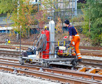   Gleisbaustelle in Kreuztal am 09.10.2015, mit kleinen Draisine (zerlegbare Alukleinmaterialtransportwagen vom Fabrikat Cemafer) fhrt man sein Arbeitsgert zum Thermit-Schweien zur nchsten