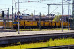 Die LORAM Schienenschleifmaschine RGI 60 (DB BR 786.0), 99 80 9427 007-6 D-DBMP / HSM 801 /  Eagle One  der DB InfraGO AG (ex DB Netz AG) steht am 21 April 2026 beim Hauptbahnhof Lübeck.