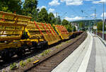 Der Weichentransportwagen  WTW 841“ UIC 99 80 9358 007-9 D-DBBBG, ex VdM 97 81 37 401 57-3 der DB Bahnbau Gruppe GmbH am 13 Juli 2026 im Zugverband bei der Zugdurchfahrt im Bahnhof Kirchen